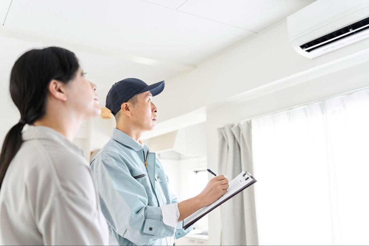 Inspecteur controleert installaties tijdens een plaatsbeschrijving samen met de bewoner